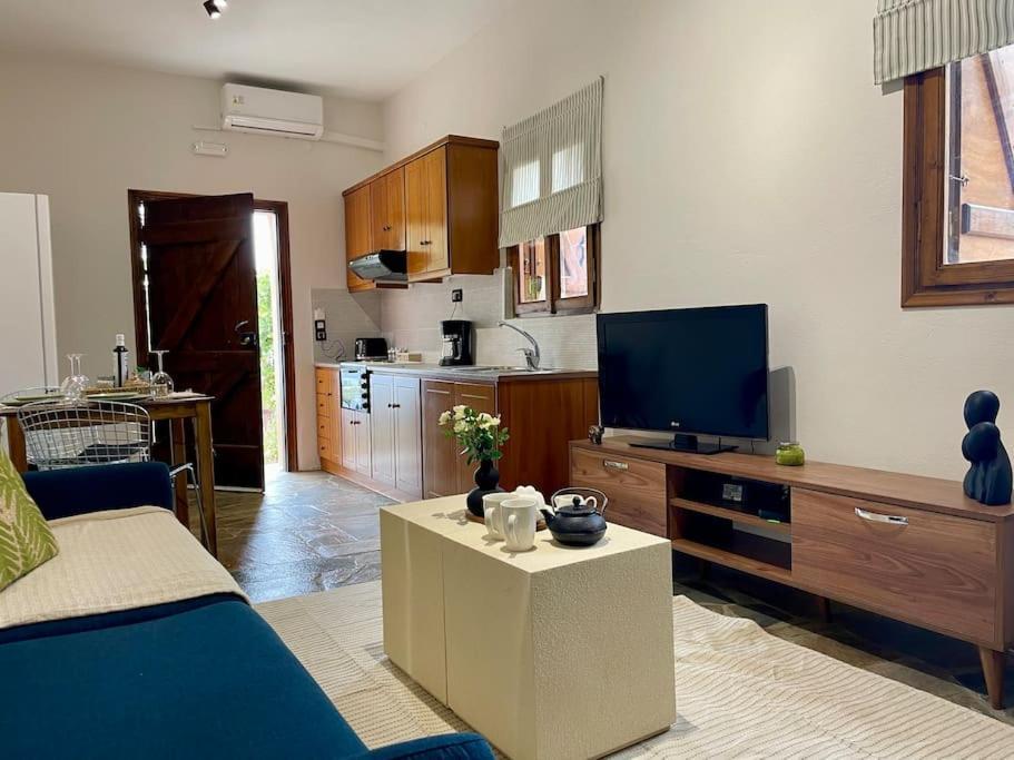 Almond Home Livadia  Luaran gambar